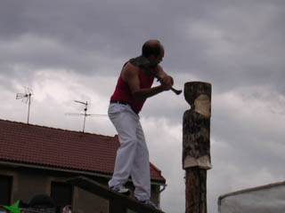 El señor del hacha en plena faena