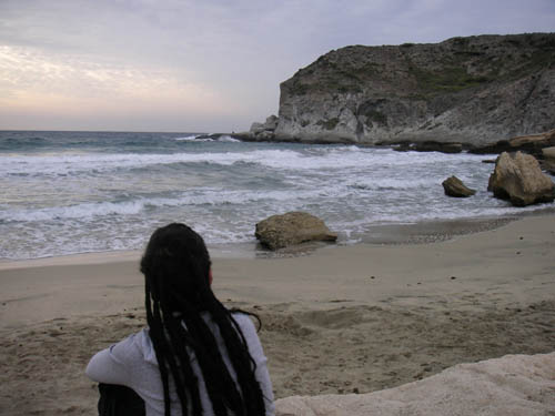 Sara en la Cala del Plomo